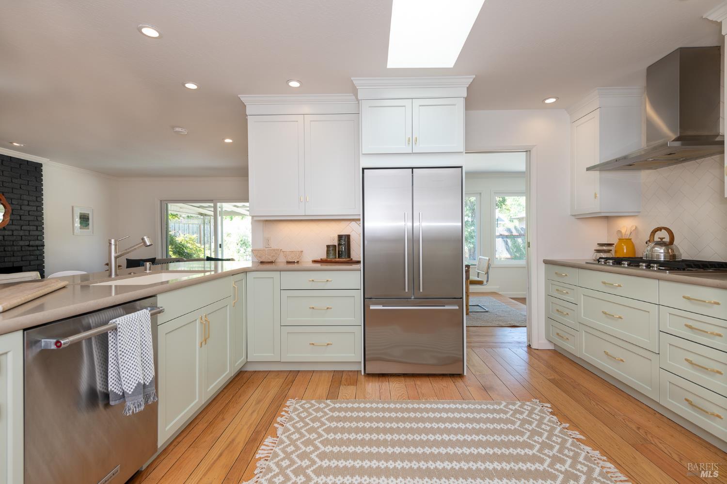 Detail Gallery Image 4 of 38 For 181 Lucas Park Dr, San Rafael,  CA 94903 - 3 Beds | 2 Baths