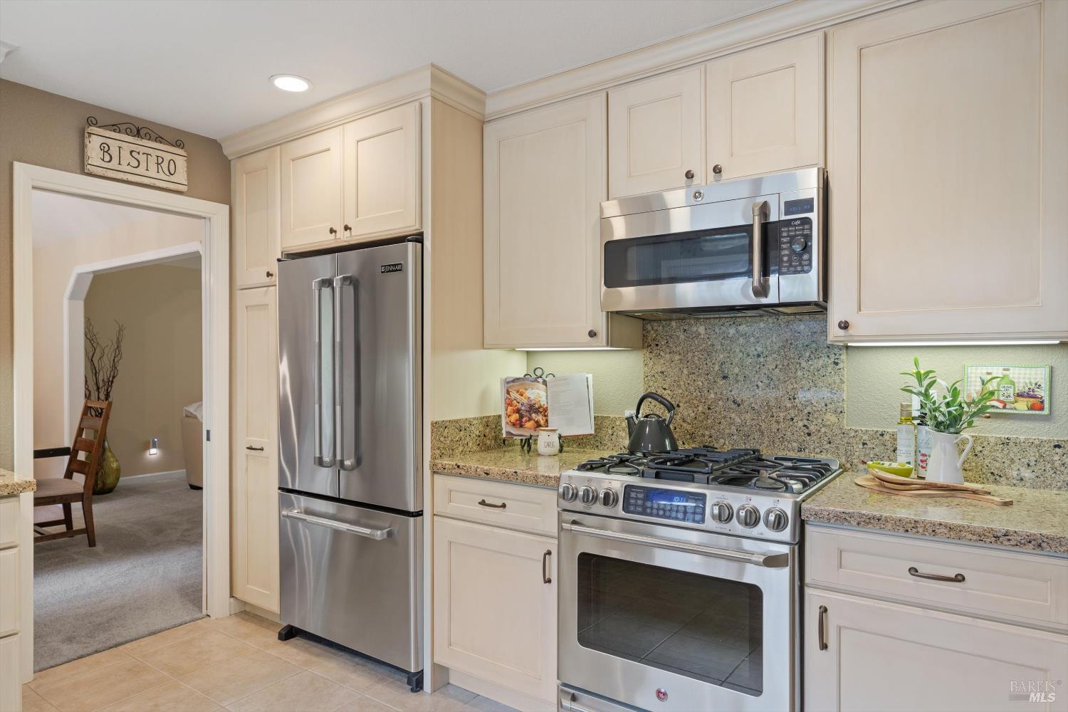Detail Gallery Image 6 of 30 For 426 Secretariat Ct, Santa Rosa,  CA 95401 - 4 Beds | 2/1 Baths