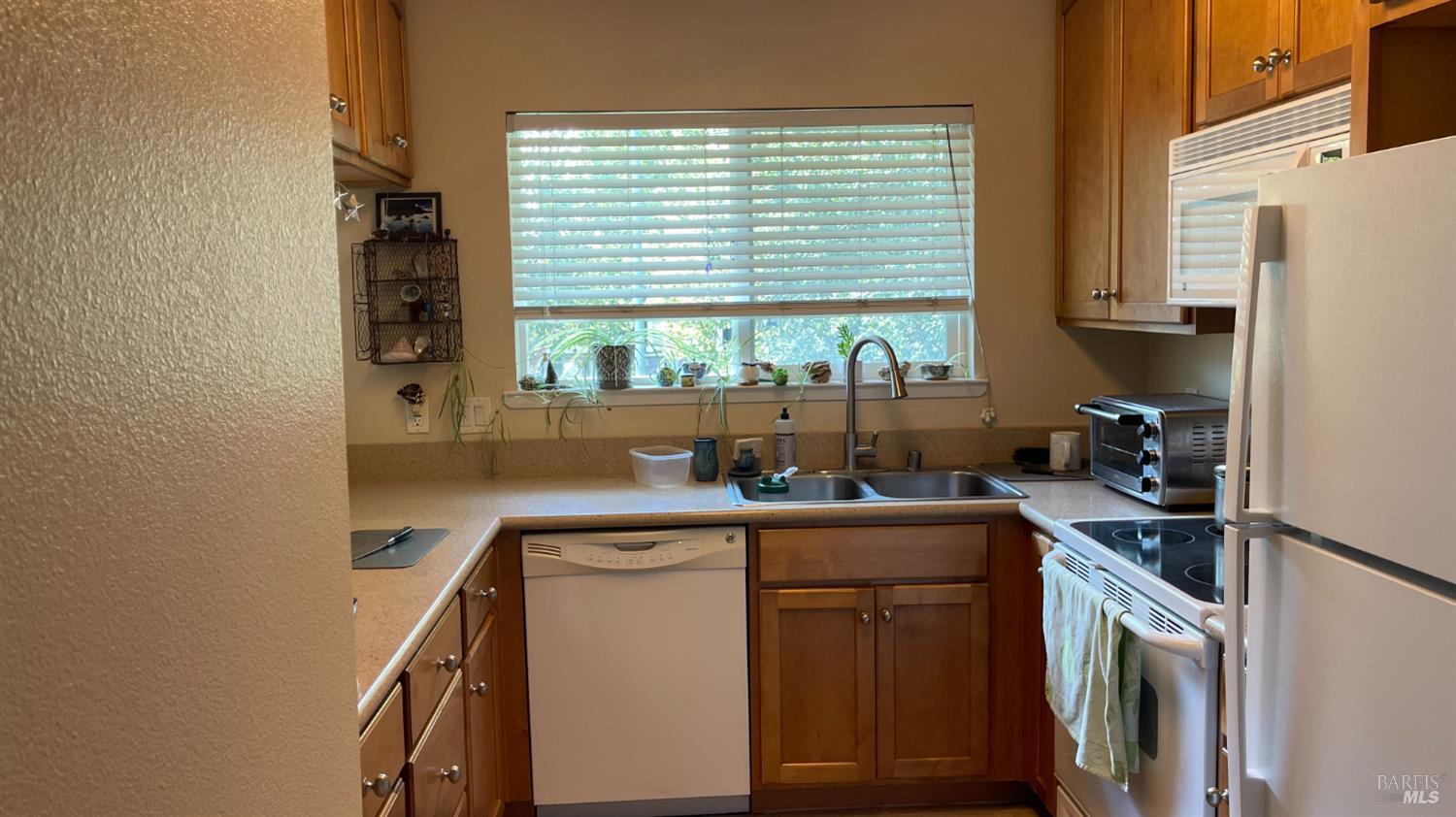 Detail Gallery Image 4 of 8 For 225 Burt St #16,  Santa Rosa,  CA 95407 - 2 Beds | 2 Baths