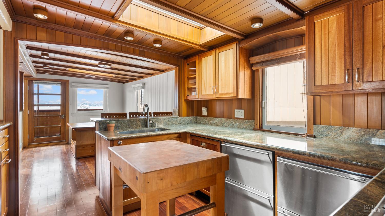 Detail Gallery Image 4 of 24 For 21 Main St #F,  Belvedere,  CA 94920 - 2 Beds | 1 Baths