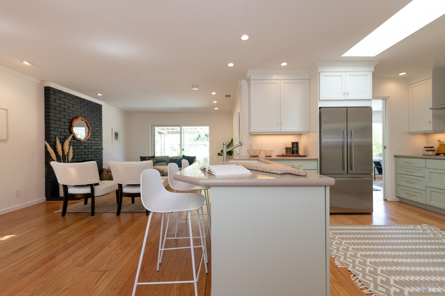 Detail Gallery Image 7 of 38 For 181 Lucas Park Dr, San Rafael,  CA 94903 - 3 Beds | 2 Baths