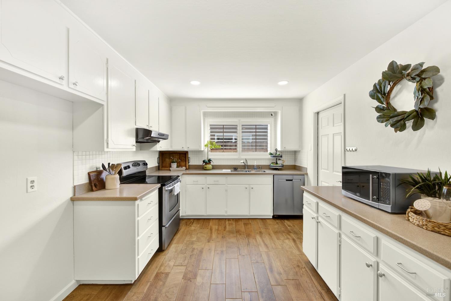 Detail Gallery Image 6 of 41 For 1121 Creekside Dr, Vacaville,  CA 95687 - 3 Beds | 2 Baths