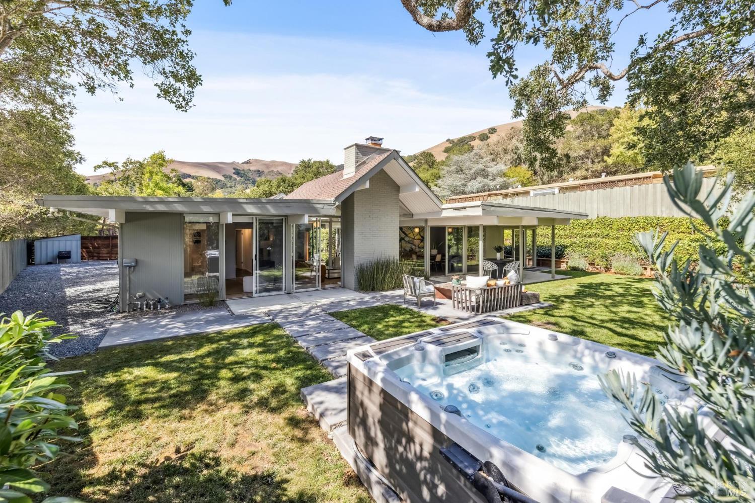 Detail Gallery Image 4 of 61 For 100 Mount Lyell Dr, San Rafael,  CA 94903 - 5 Beds | 2 Baths