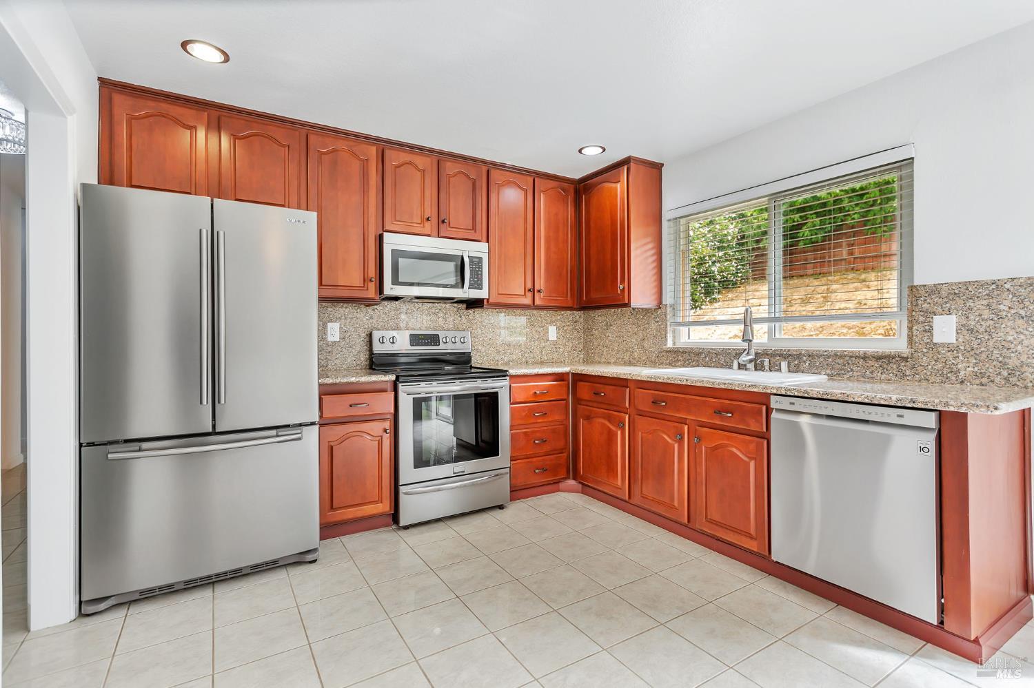Detail Gallery Image 8 of 22 For 466 Holly St, Vallejo,  CA 94589 - 3 Beds | 2 Baths