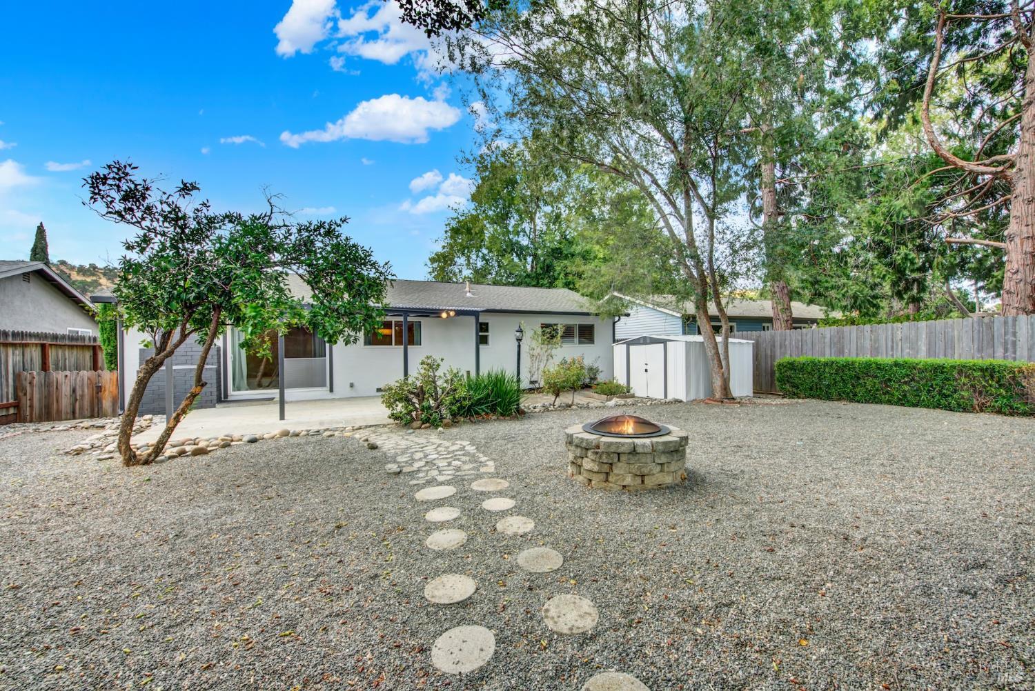 Detail Gallery Image 32 of 41 For 1121 Creekside Dr, Vacaville,  CA 95687 - 3 Beds | 2 Baths