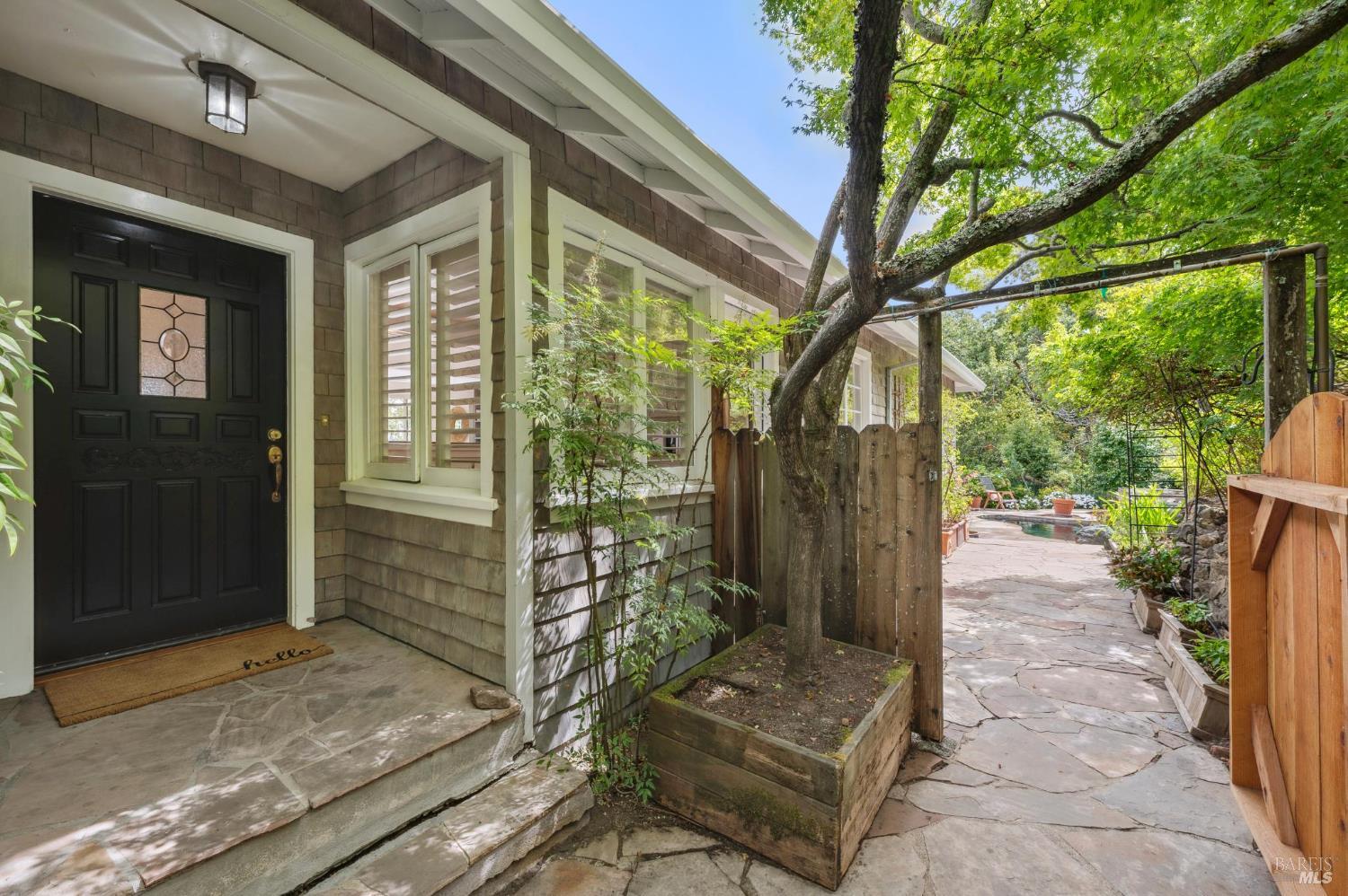 Detail Gallery Image 10 of 78 For 125 Oak Ave, San Anselmo,  CA 94960 - 5 Beds | 2/1 Baths