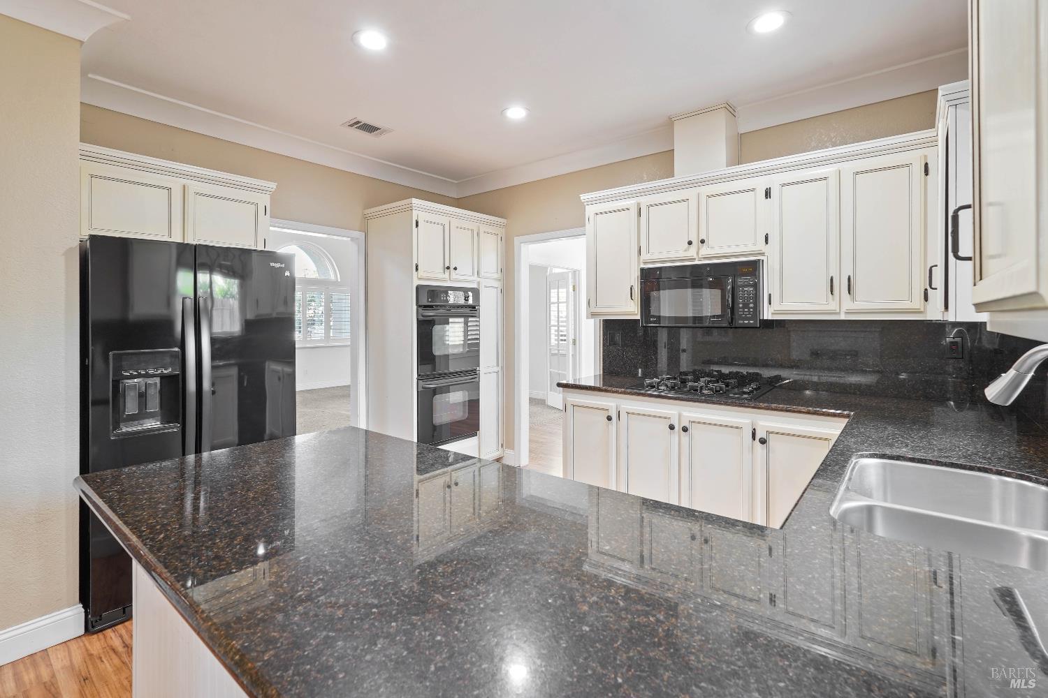Detail Gallery Image 19 of 59 For 606 Roscommon Pl, Vacaville,  CA 95688 - 3 Beds | 2/1 Baths