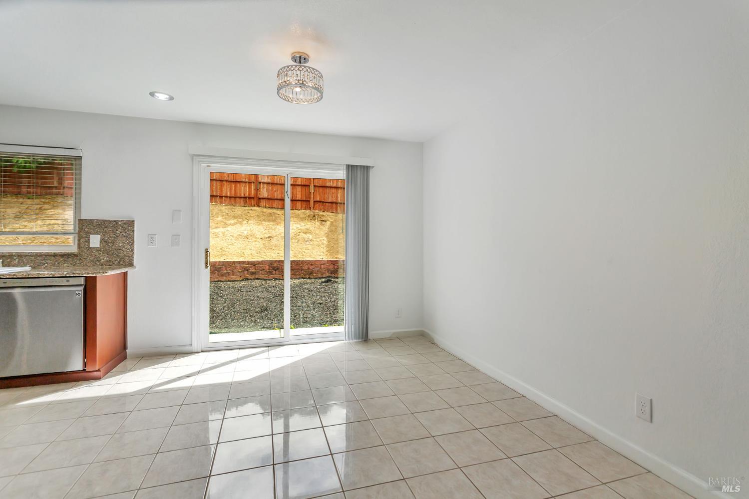 Detail Gallery Image 7 of 22 For 466 Holly St, Vallejo,  CA 94589 - 3 Beds | 2 Baths