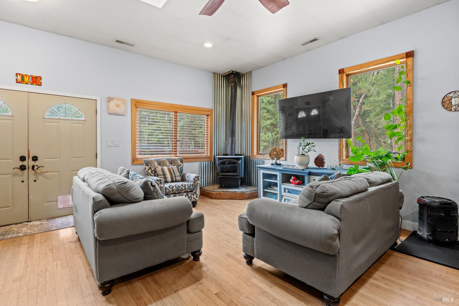 Detail Gallery Image 4 of 23 For 850 Minx Ct, Laytonville,  CA 95454 - 3 Beds | 2 Baths