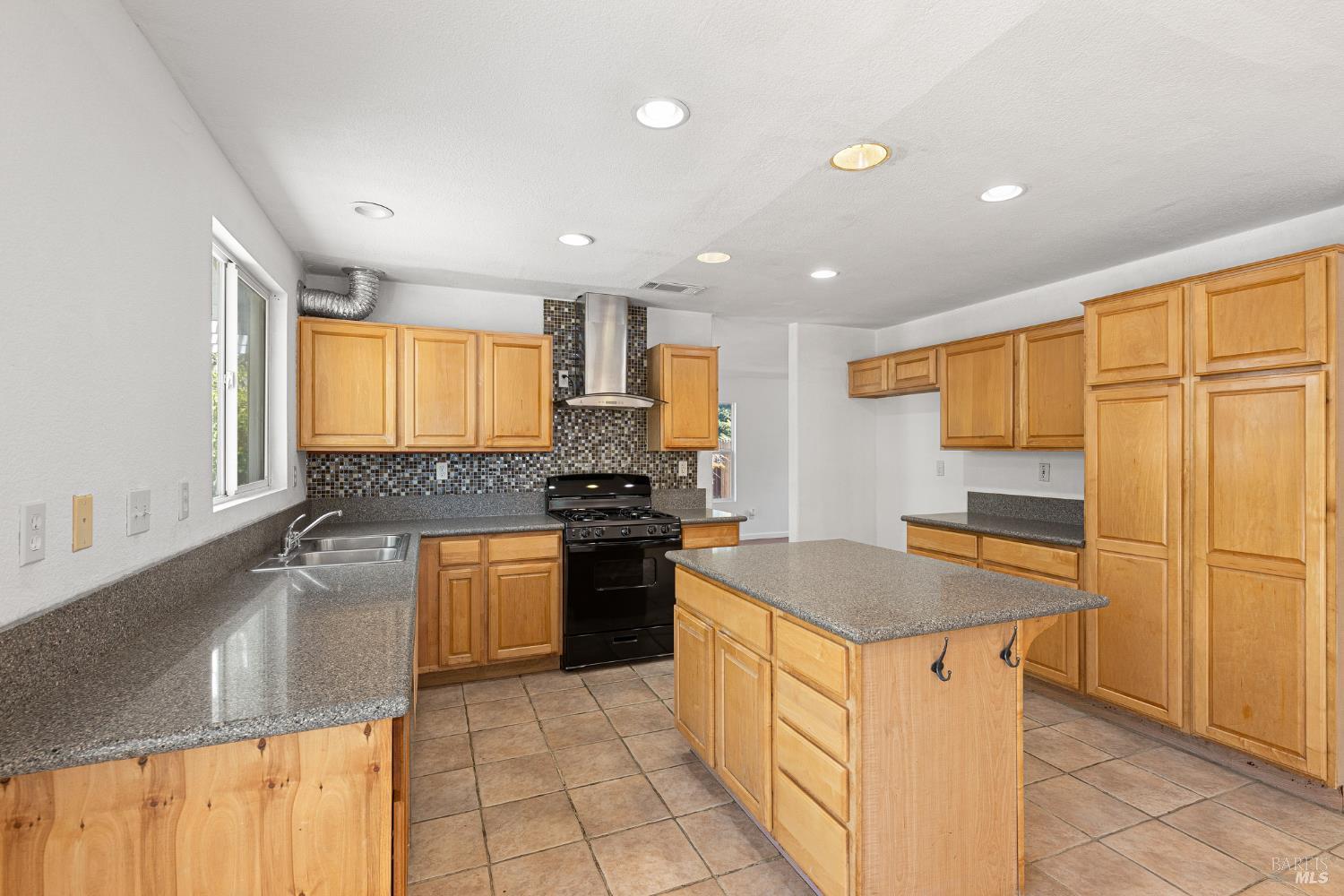 Detail Gallery Image 13 of 52 For 1012 Hickock Dr, Vacaville,  CA 95687 - 4 Beds | 3 Baths