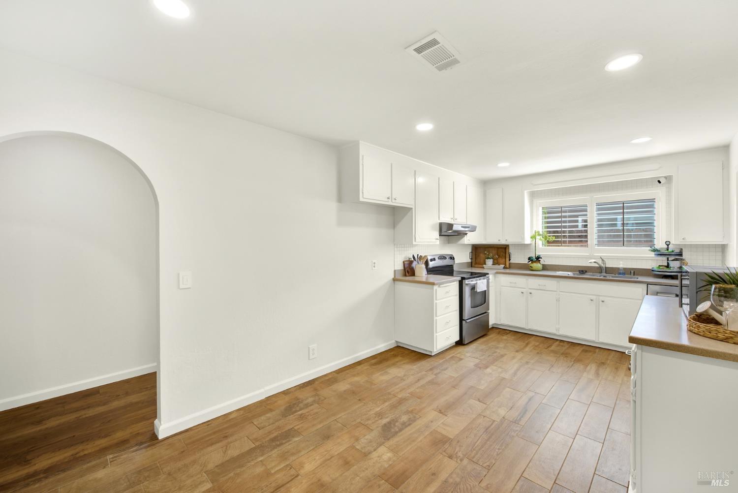Detail Gallery Image 11 of 41 For 1121 Creekside Dr, Vacaville,  CA 95687 - 3 Beds | 2 Baths