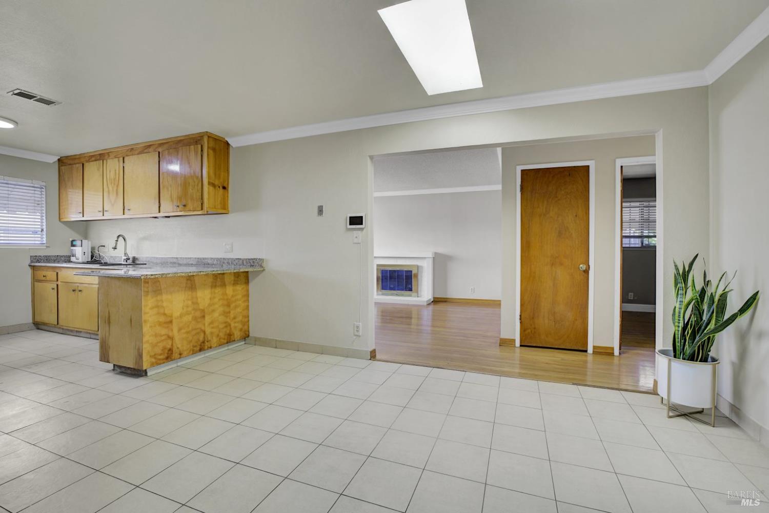 Detail Gallery Image 9 of 56 For 129 Violet Dr, Vallejo,  CA 94589 - 6 Beds | 4 Baths