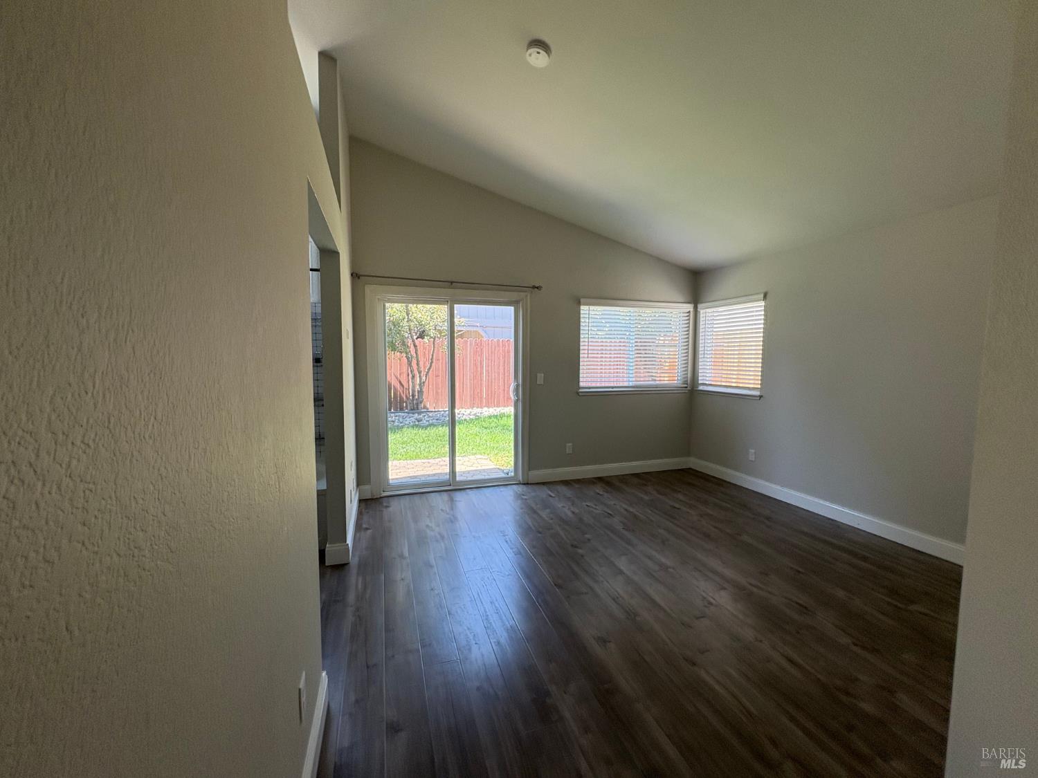Detail Gallery Image 11 of 23 For 420 Oak Valley Dr, Vacaville,  CA 95687 - 3 Beds | 2 Baths