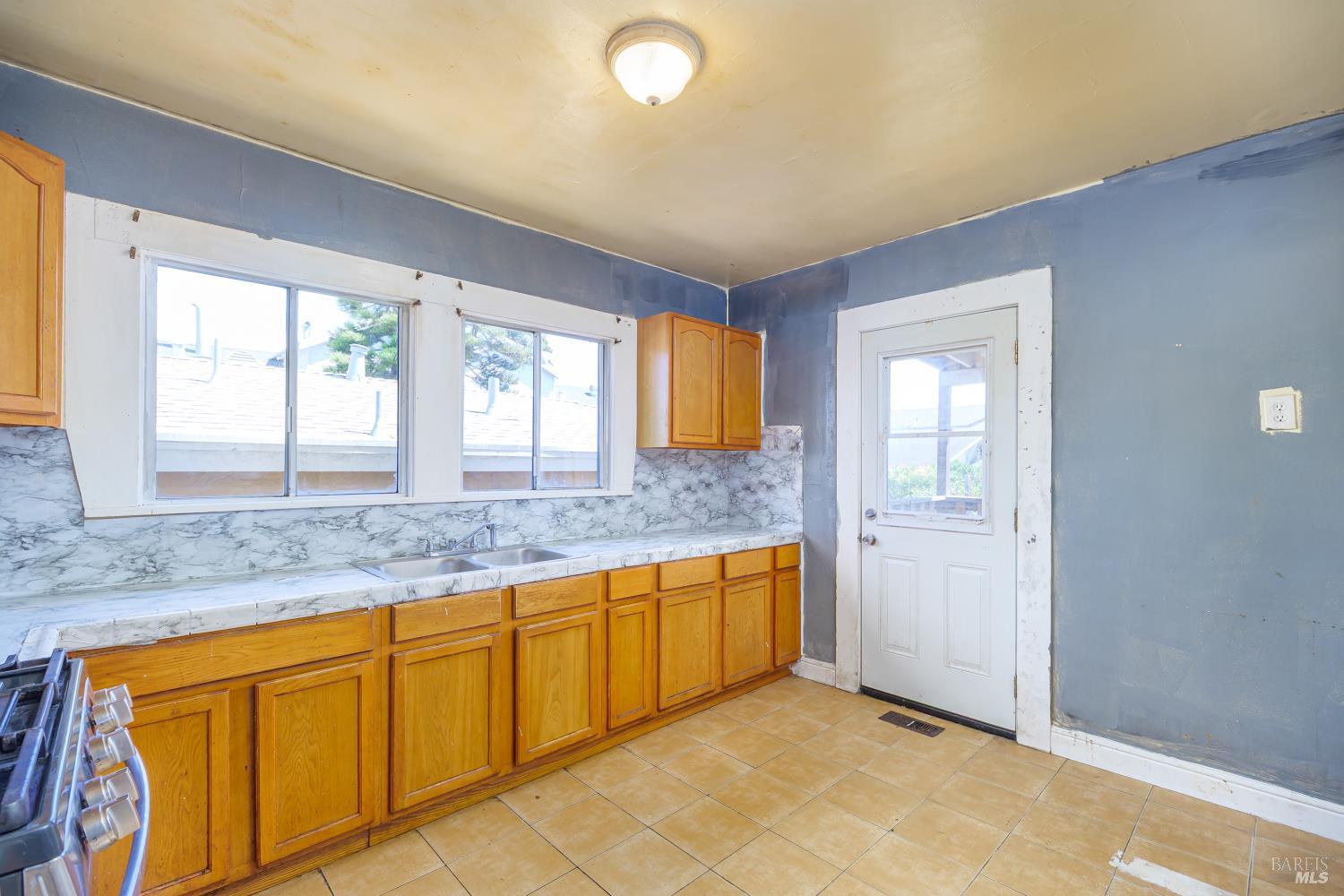 Detail Gallery Image 5 of 19 For 1222 Chanslor Ave, Richmond,  CA 94801 - 2 Beds | 1 Baths