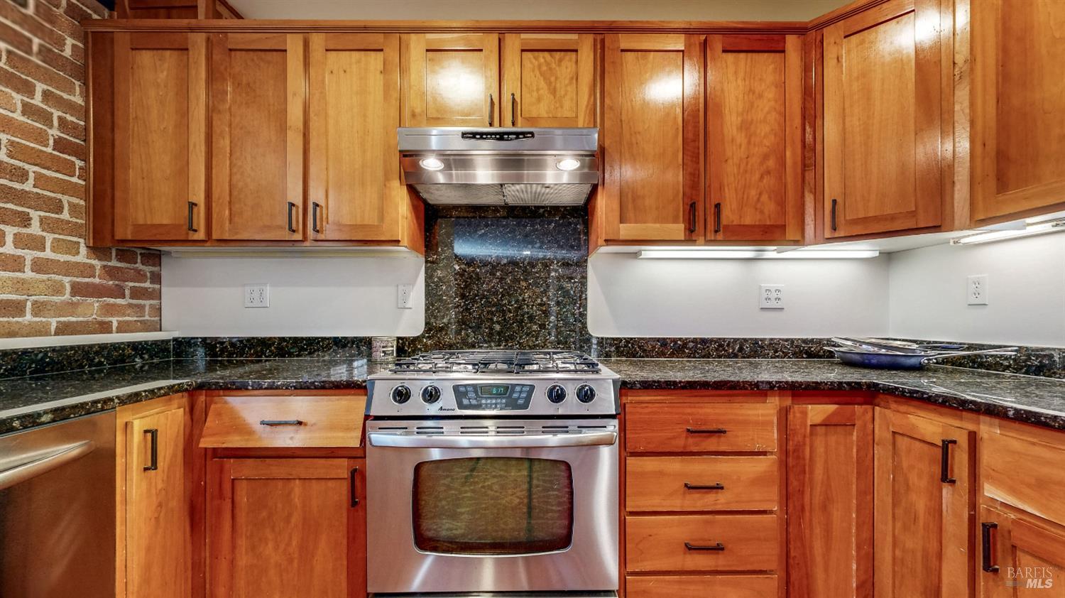Detail Gallery Image 13 of 52 For 331 Keller St #11,  Petaluma,  CA 94952 - 2 Beds | 2/1 Baths