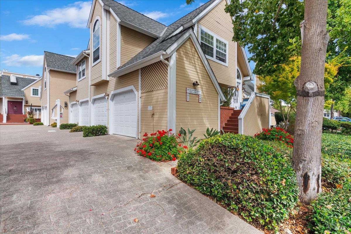 Detail Gallery Image 2 of 30 For 397 E 2nd St, Benicia,  CA 94510 - 3 Beds | 2/1 Baths
