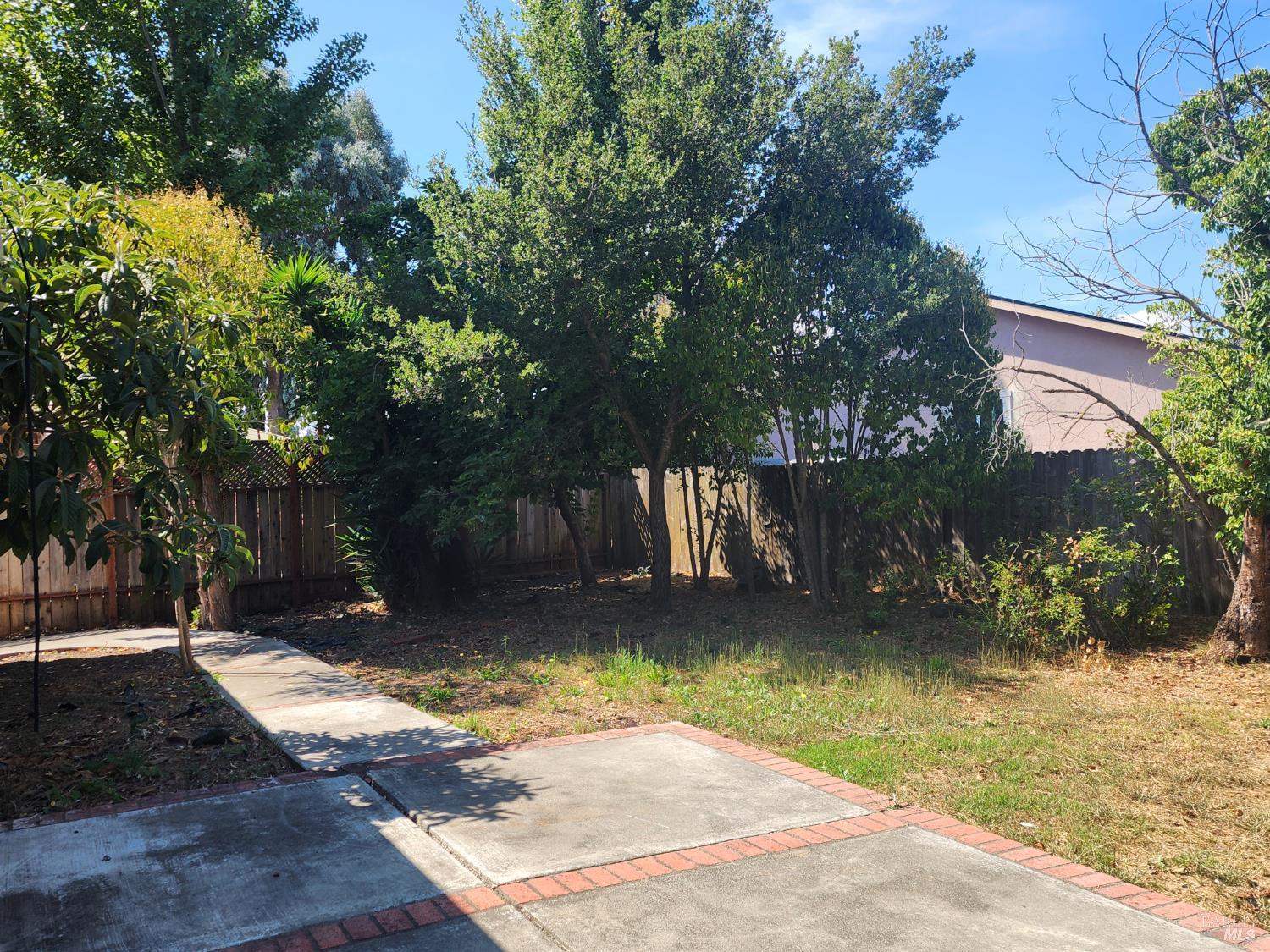 Detail Gallery Image 8 of 9 For 2053 Vista Ln, Petaluma,  CA 94954 - 4 Beds | 2 Baths