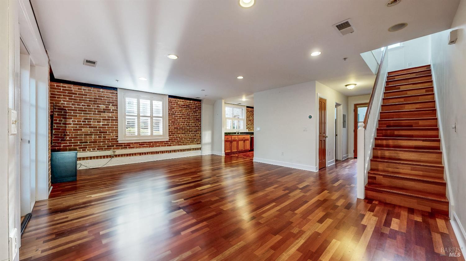 Detail Gallery Image 8 of 52 For 331 Keller St #11,  Petaluma,  CA 94952 - 2 Beds | 2/1 Baths