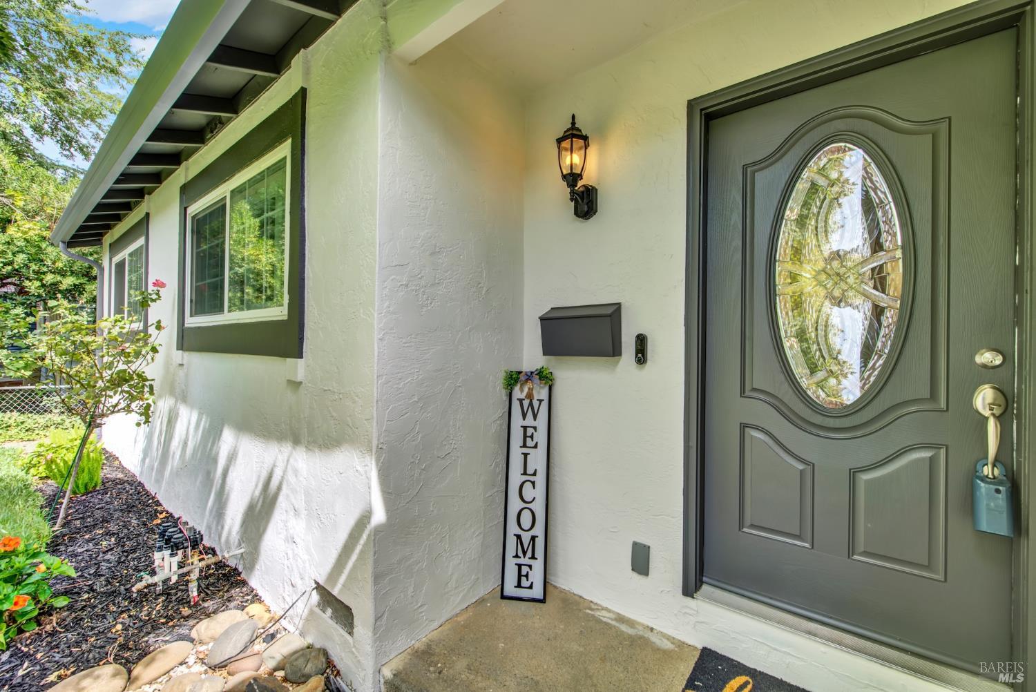 Detail Gallery Image 3 of 41 For 1121 Creekside Dr, Vacaville,  CA 95687 - 3 Beds | 2 Baths