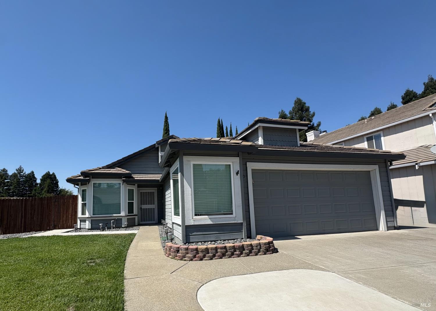 Detail Gallery Image 2 of 23 For 420 Oak Valley Dr, Vacaville,  CA 95687 - 3 Beds | 2 Baths
