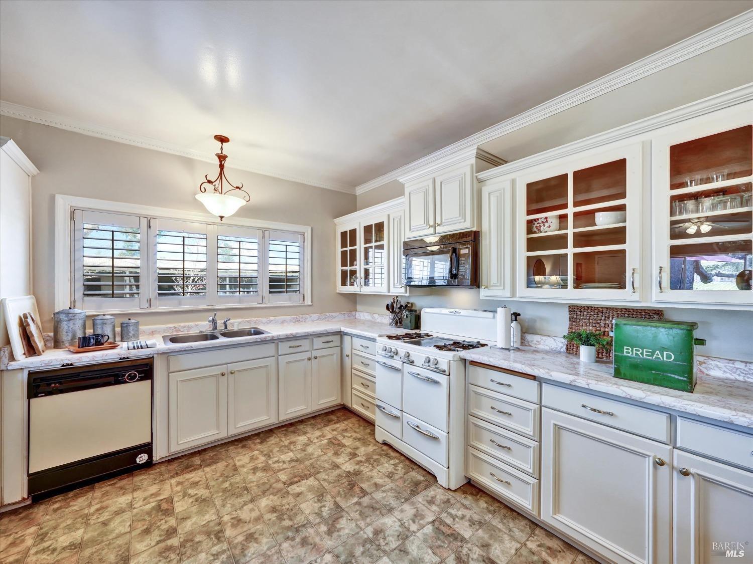Detail Gallery Image 19 of 52 For 2060 Hagen Rd, Napa,  CA 94558 - 3 Beds | 2 Baths