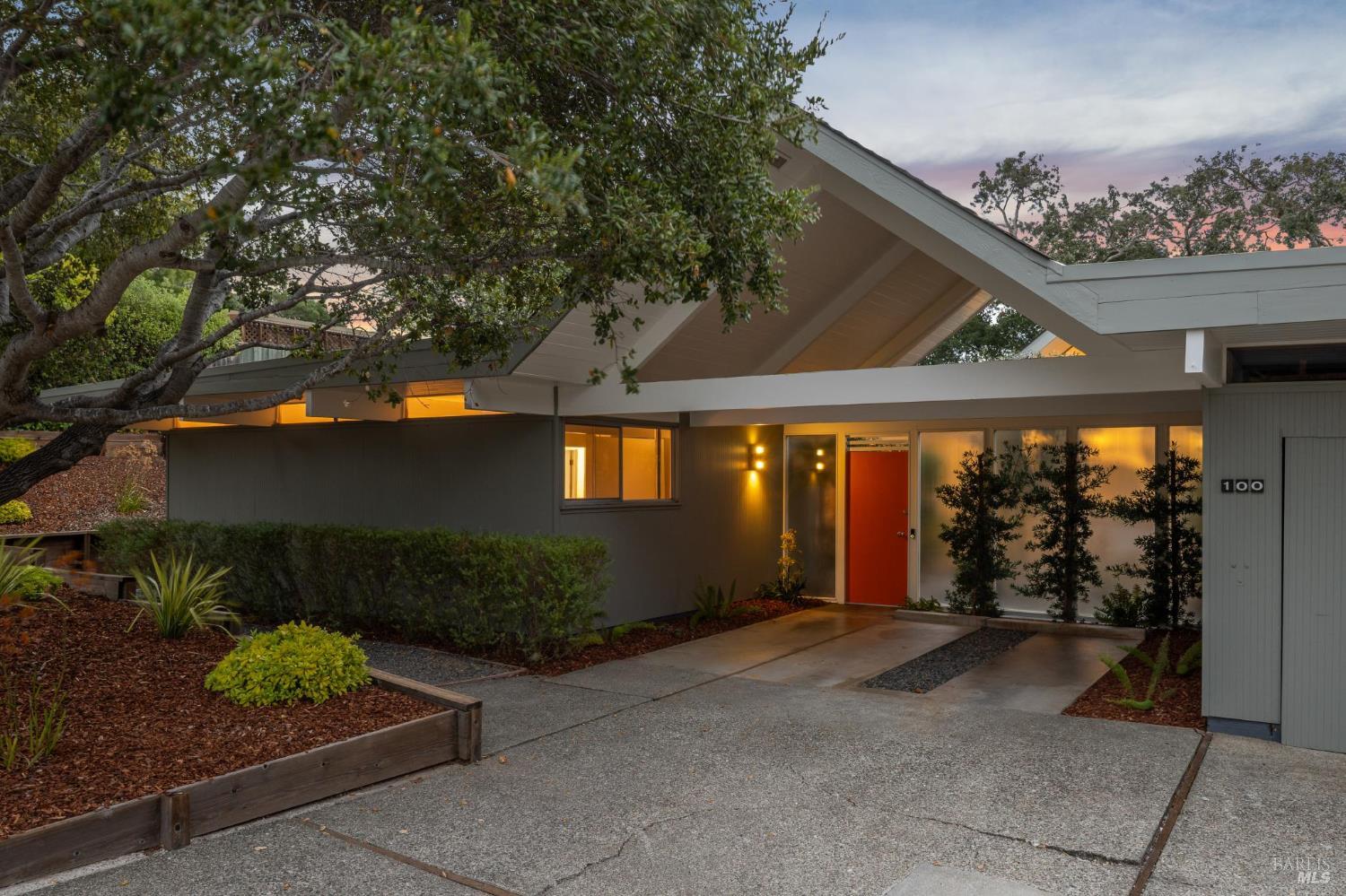 Detail Gallery Image 7 of 61 For 100 Mount Lyell Dr, San Rafael,  CA 94903 - 5 Beds | 2 Baths