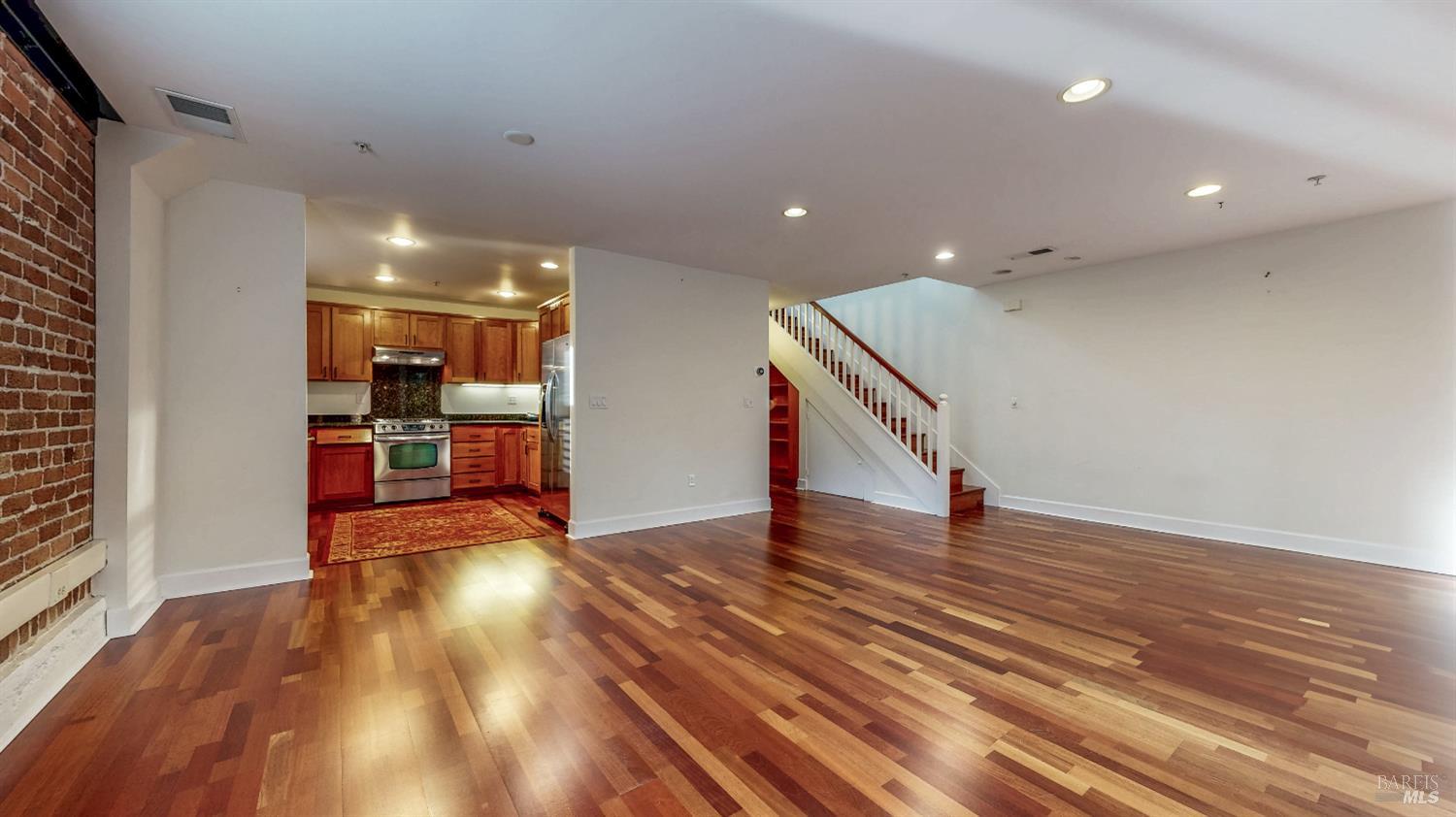 Detail Gallery Image 9 of 52 For 331 Keller St #11,  Petaluma,  CA 94952 - 2 Beds | 2/1 Baths
