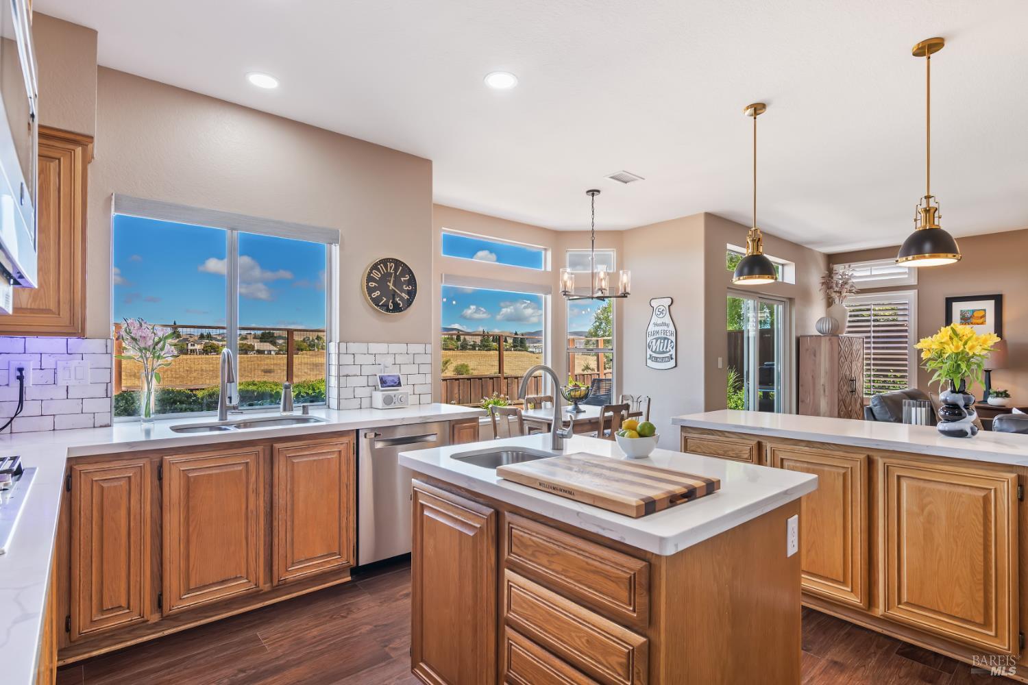 Detail Gallery Image 11 of 65 For 483 Panorama Dr, Benicia,  CA 94510 - 5 Beds | 3 Baths