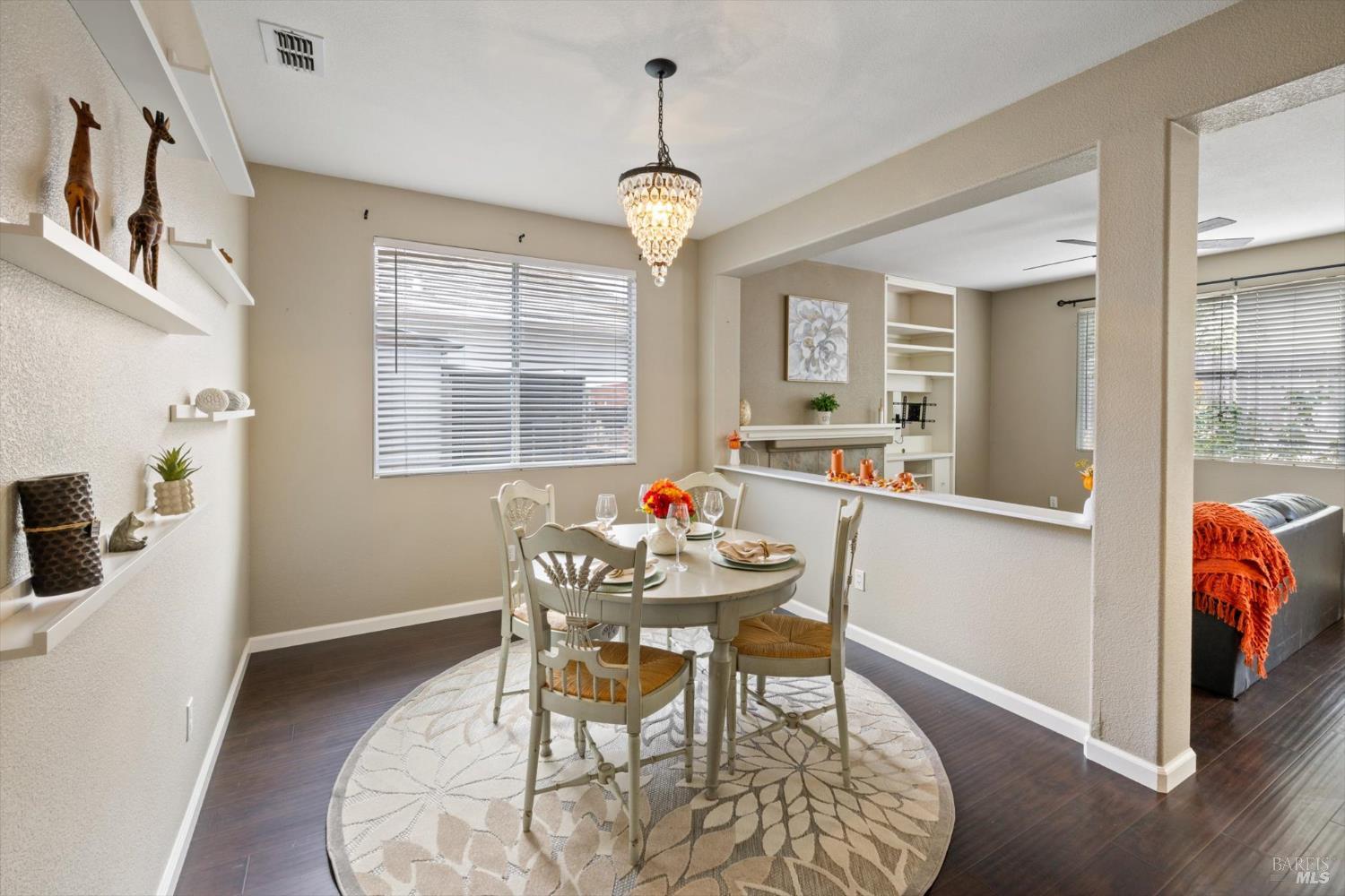 Detail Gallery Image 13 of 49 For 925 Cloverbrook Cir, Vacaville,  CA 95687 - 4 Beds | 3 Baths