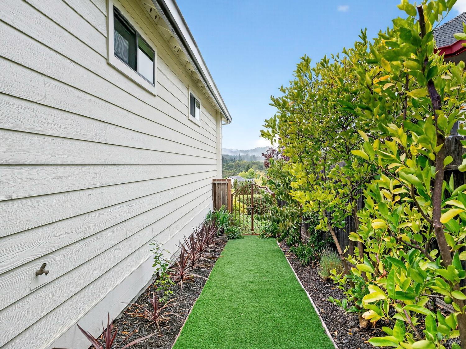 Detail Gallery Image 4 of 38 For 143 Village Oaks Ct, Healdsburg,  CA 95448 - 3 Beds | 2 Baths