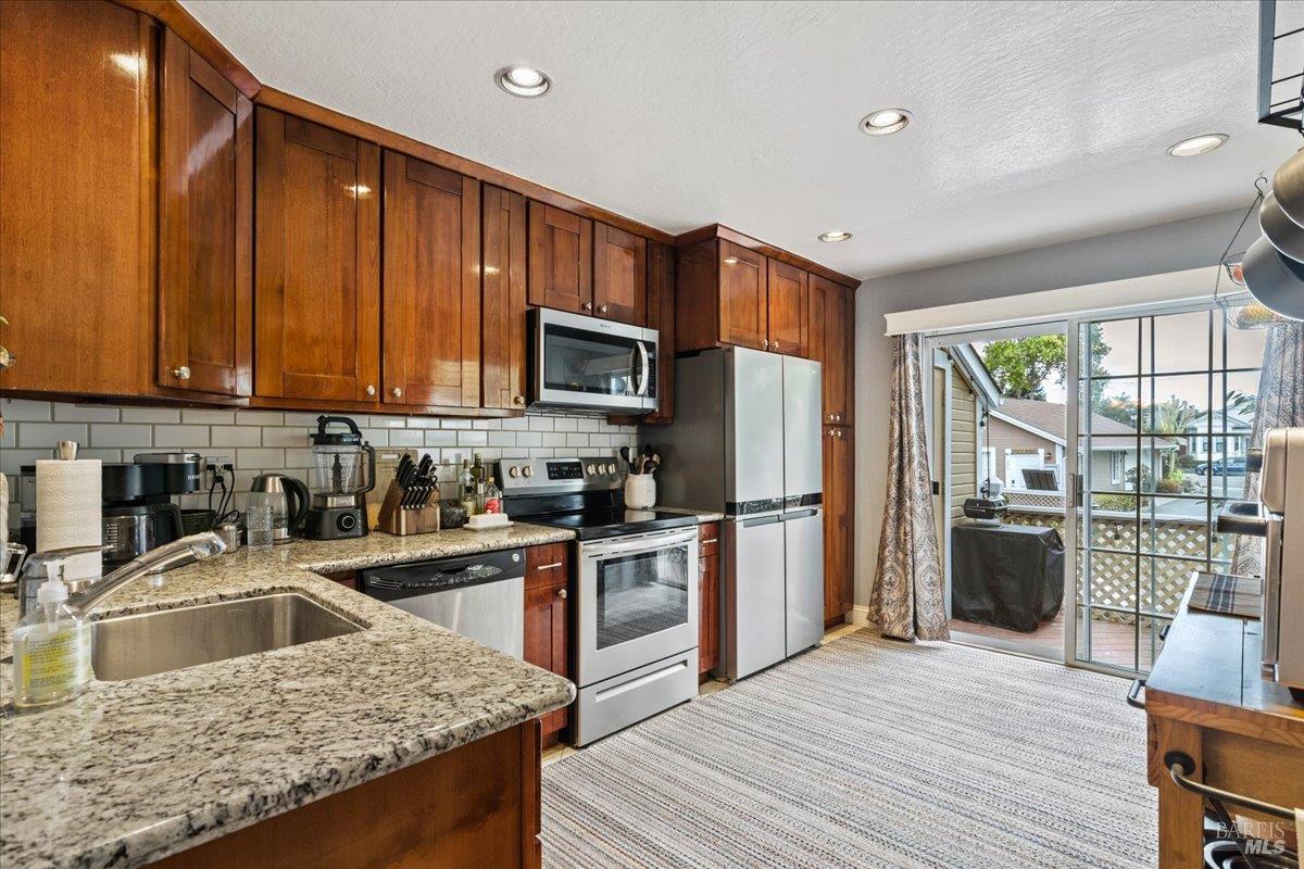 Detail Gallery Image 11 of 30 For 397 E 2nd St, Benicia,  CA 94510 - 3 Beds | 2/1 Baths
