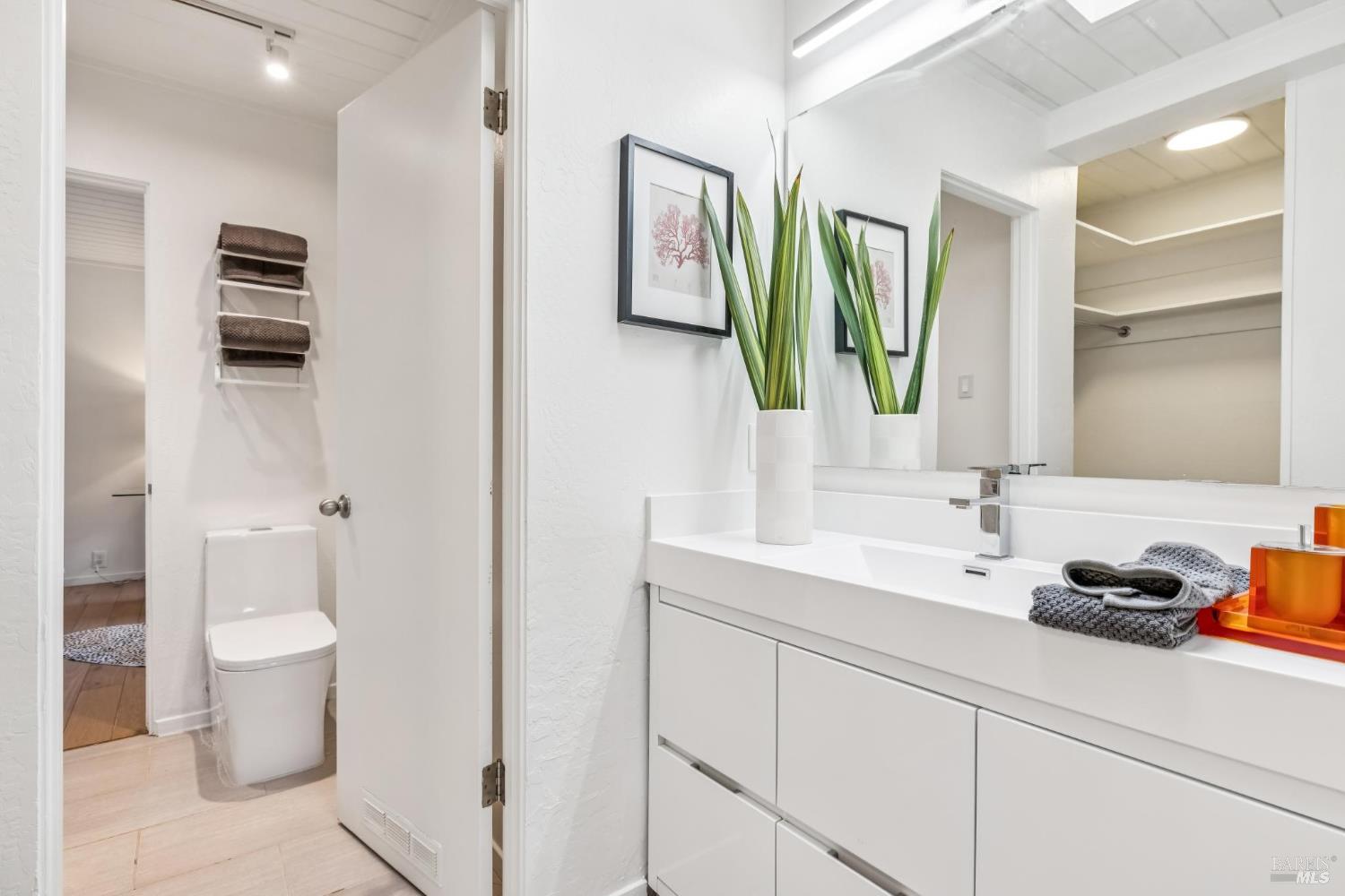 Detail Gallery Image 31 of 61 For 100 Mount Lyell Dr, San Rafael,  CA 94903 - 5 Beds | 2 Baths