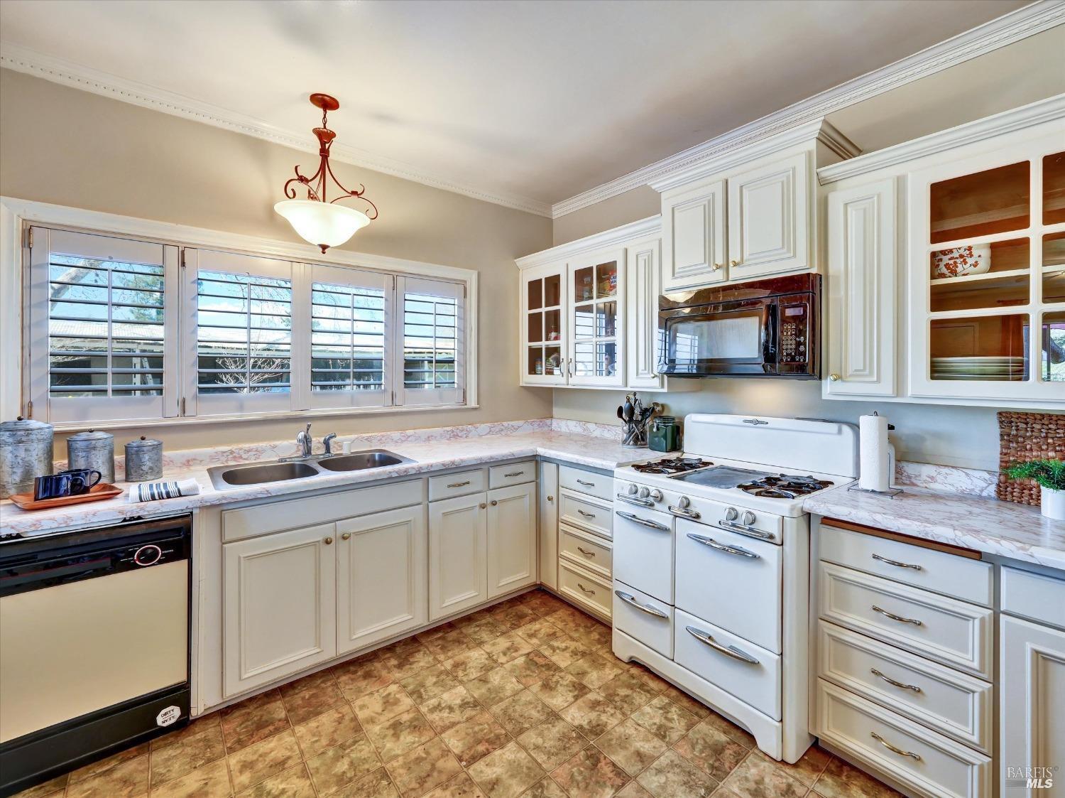 Detail Gallery Image 18 of 52 For 2060 Hagen Rd, Napa,  CA 94558 - 3 Beds | 2 Baths