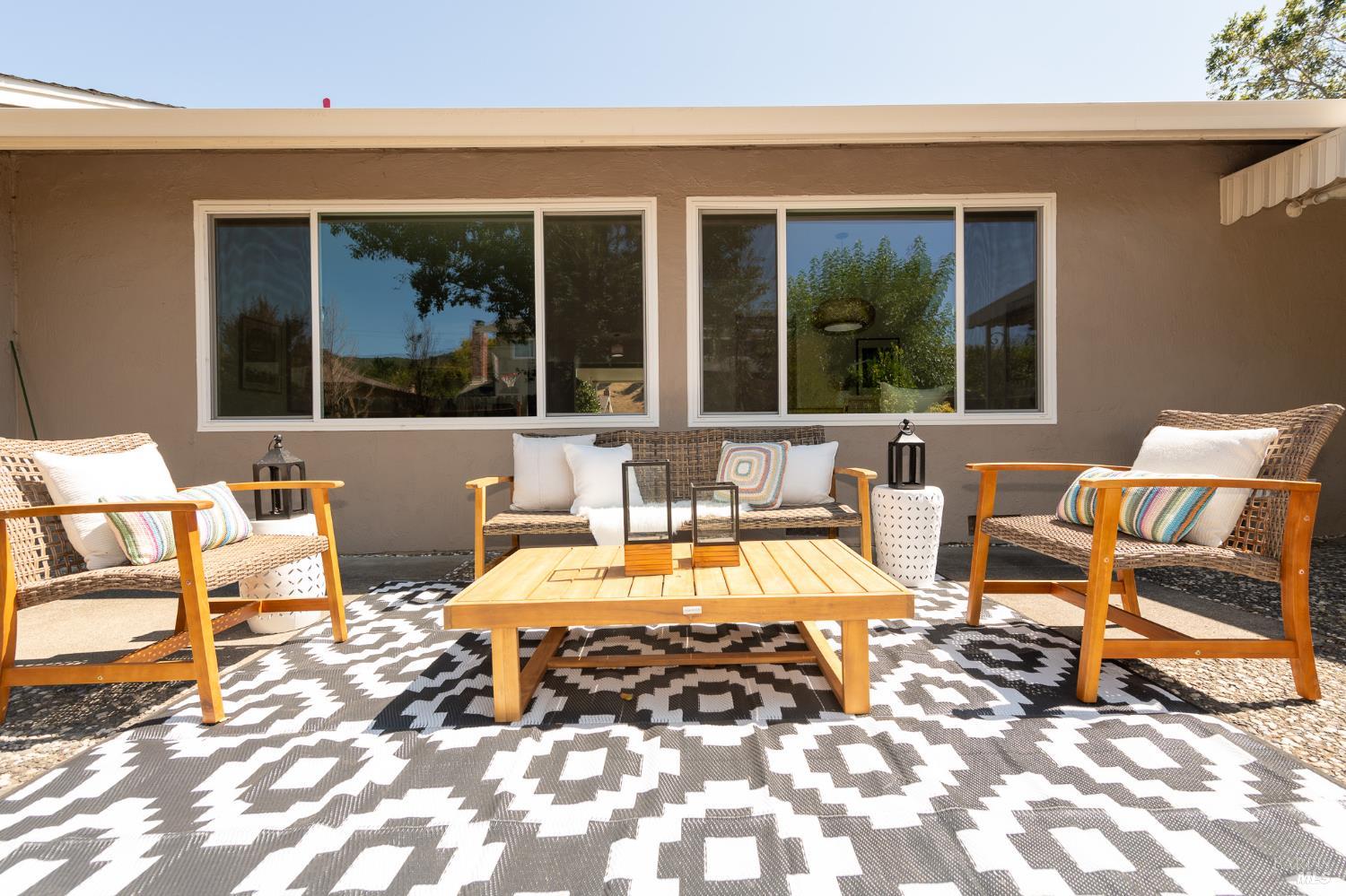Detail Gallery Image 19 of 38 For 181 Lucas Park Dr, San Rafael,  CA 94903 - 3 Beds | 2 Baths