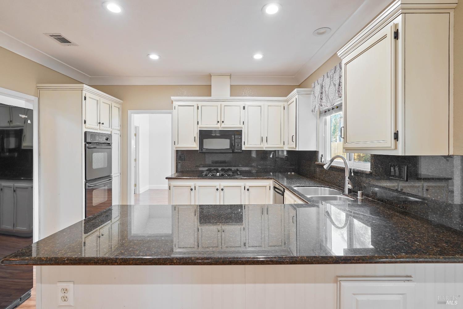 Detail Gallery Image 18 of 59 For 606 Roscommon Pl, Vacaville,  CA 95688 - 3 Beds | 2/1 Baths