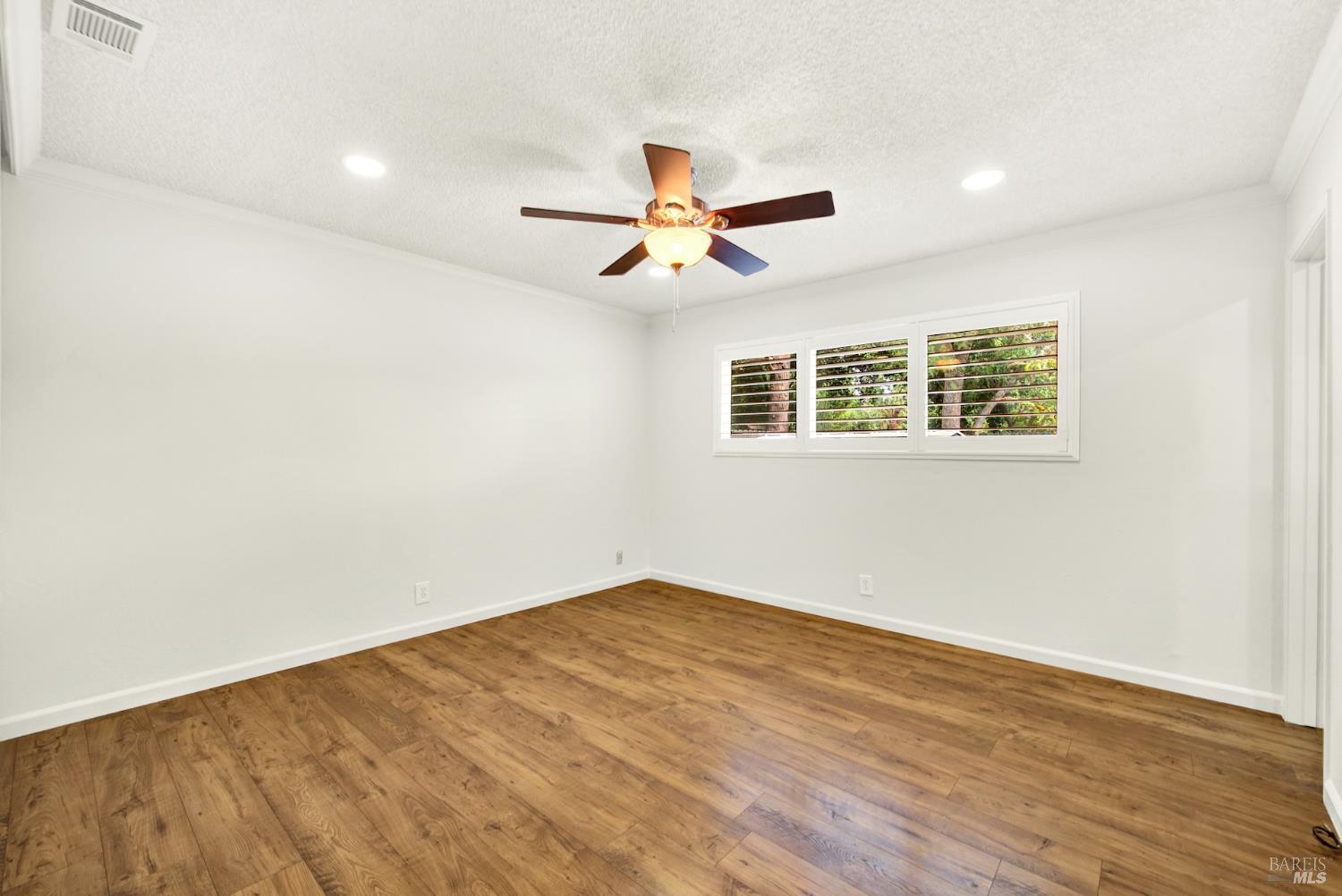 Detail Gallery Image 19 of 41 For 1121 Creekside Dr, Vacaville,  CA 95687 - 3 Beds | 2 Baths