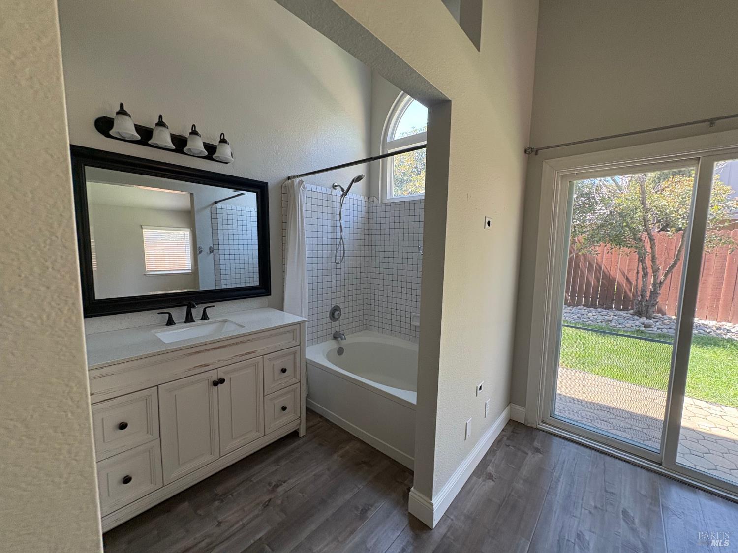Detail Gallery Image 9 of 23 For 420 Oak Valley Dr, Vacaville,  CA 95687 - 3 Beds | 2 Baths