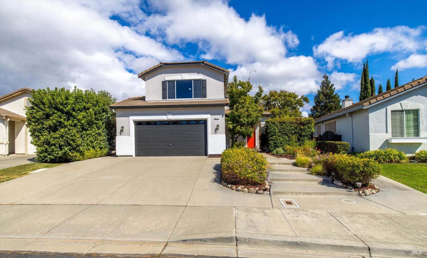 Detail Gallery Image 3 of 49 For 925 Cloverbrook Cir, Vacaville,  CA 95687 - 4 Beds | 3 Baths