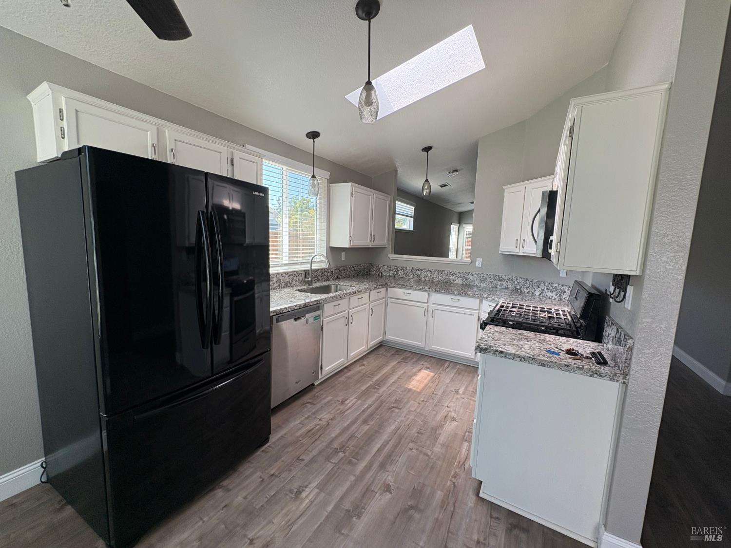 Detail Gallery Image 4 of 23 For 420 Oak Valley Dr, Vacaville,  CA 95687 - 3 Beds | 2 Baths