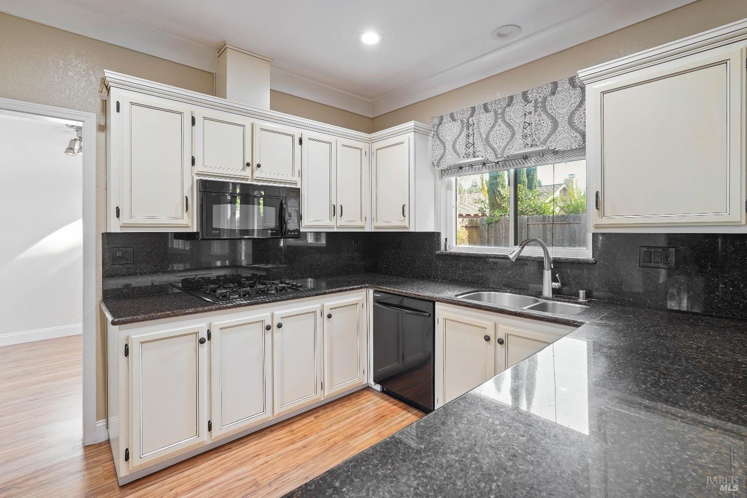 Detail Gallery Image 17 of 59 For 606 Roscommon Pl, Vacaville,  CA 95688 - 3 Beds | 2/1 Baths