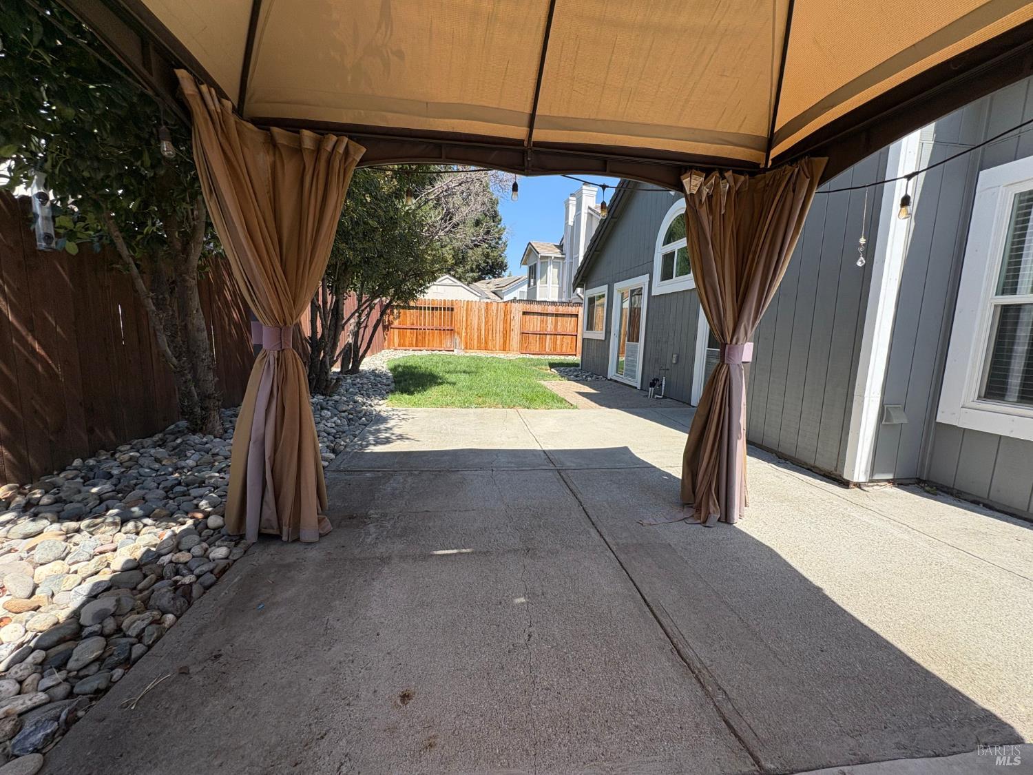 Detail Gallery Image 20 of 23 For 420 Oak Valley Dr, Vacaville,  CA 95687 - 3 Beds | 2 Baths