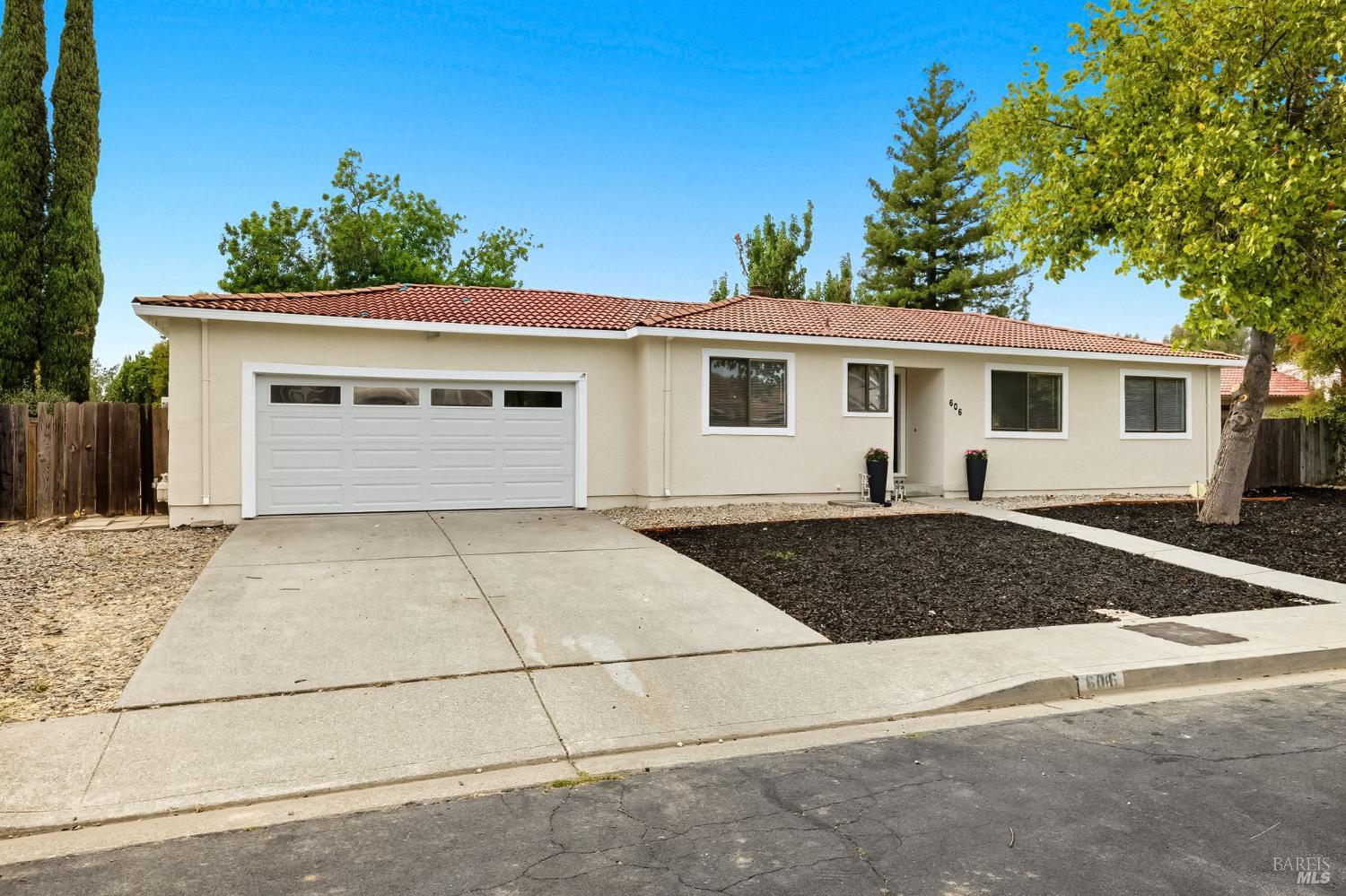 Detail Gallery Image 2 of 38 For 606 Saint Andrews Dr, Vacaville,  CA 95687 - 3 Beds | 1 Baths