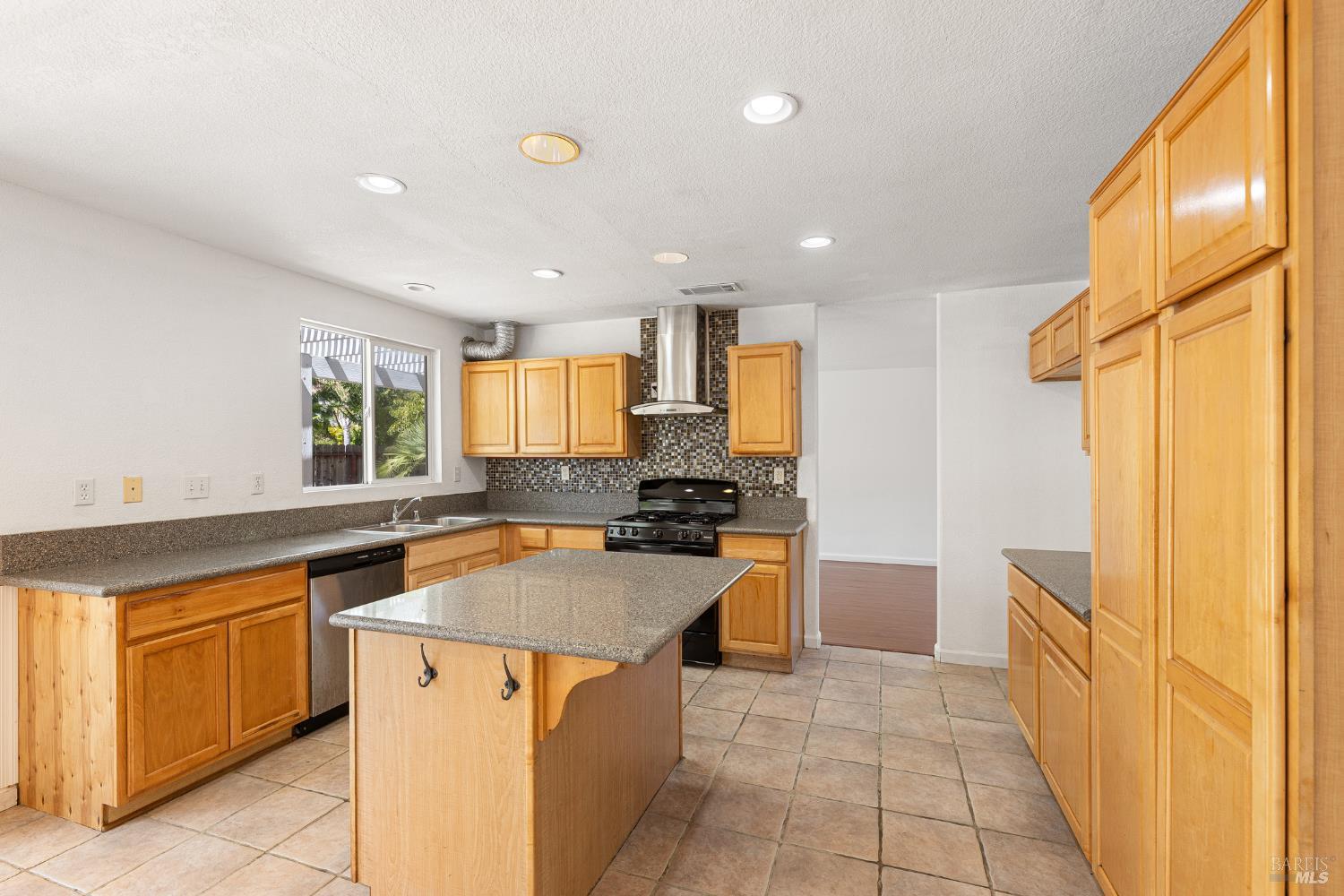 Detail Gallery Image 12 of 52 For 1012 Hickock Dr, Vacaville,  CA 95687 - 4 Beds | 3 Baths