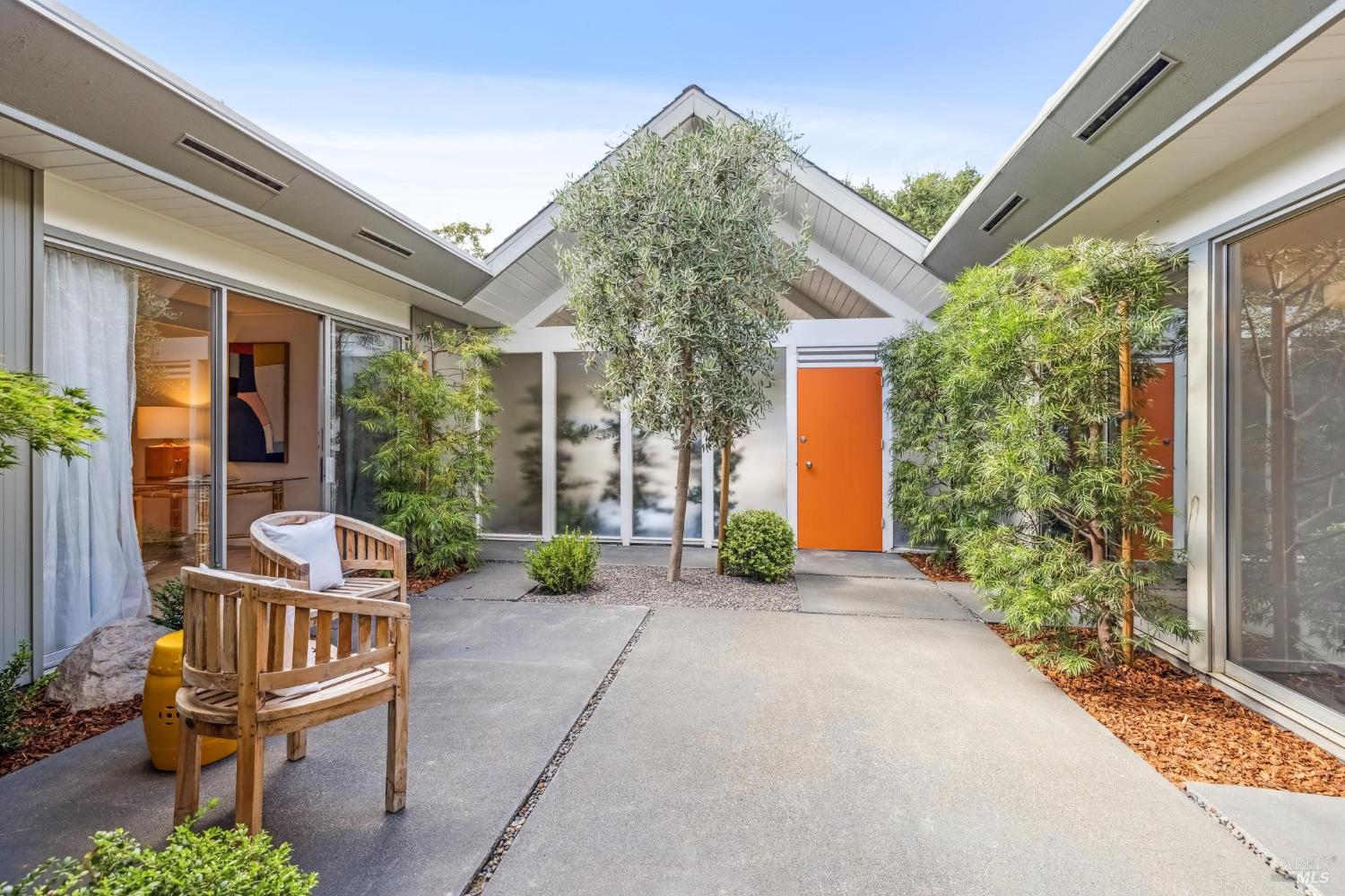 Detail Gallery Image 10 of 61 For 100 Mount Lyell Dr, San Rafael,  CA 94903 - 5 Beds | 2 Baths