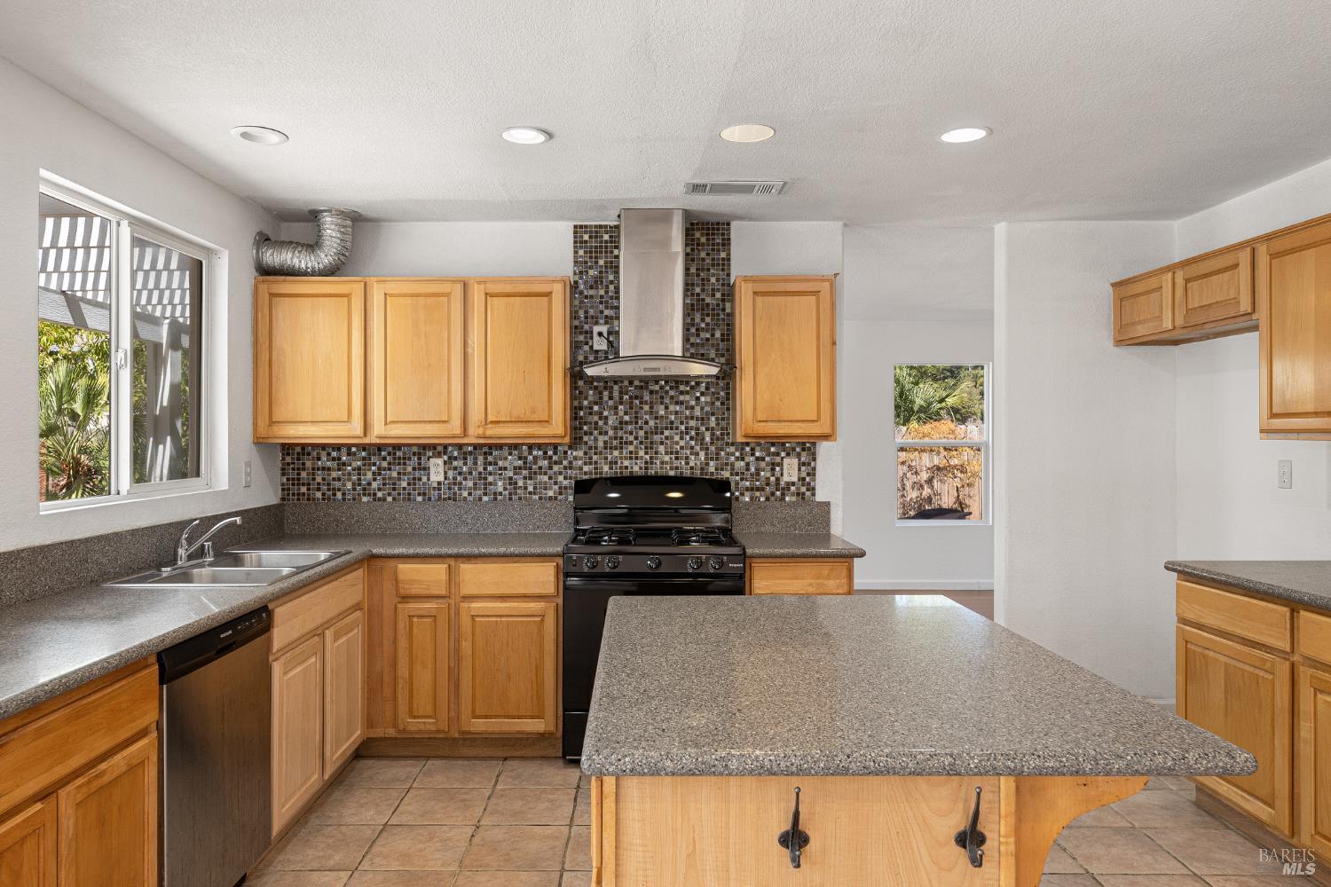 Detail Gallery Image 14 of 52 For 1012 Hickock Dr, Vacaville,  CA 95687 - 4 Beds | 3 Baths