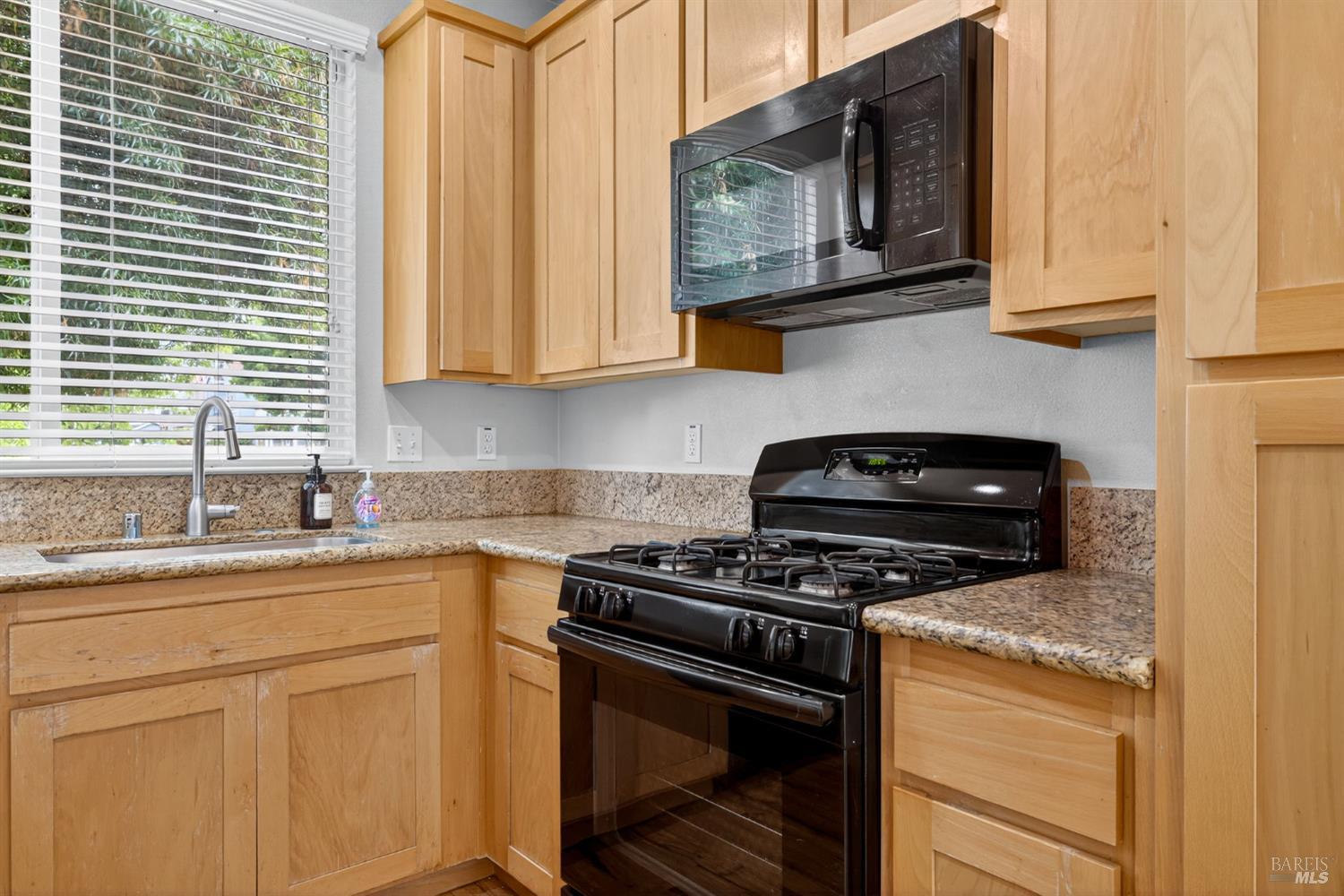 Detail Gallery Image 13 of 41 For 2110 Northfield Dr, Santa Rosa,  CA 95403 - 3 Beds | 2/1 Baths
