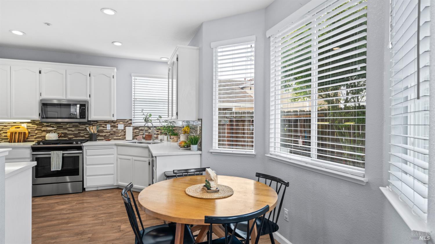 Detail Gallery Image 16 of 36 For 1407 Woodside Cir, Petaluma,  CA 94954 - 3 Beds | 2/1 Baths
