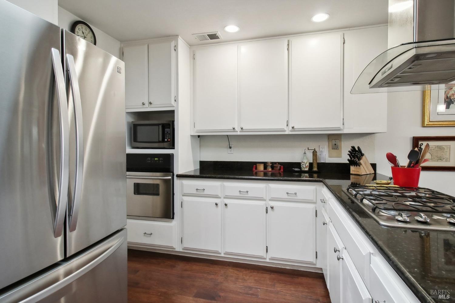 Detail Gallery Image 10 of 34 For 1240 Peppertree Cir, Saint Helena,  CA 94574 - 2 Beds | 2 Baths