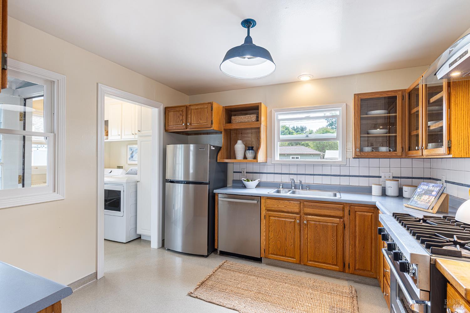 Detail Gallery Image 11 of 59 For 1716 King St, Santa Rosa,  CA 95404 - 2 Beds | 3 Baths