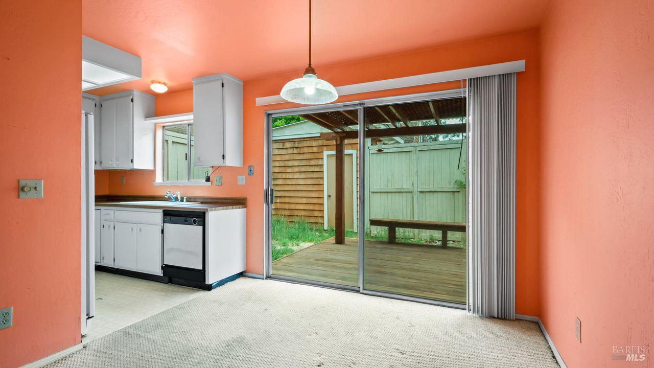 Detail Gallery Image 5 of 32 For 2520 Lakeview Dr, Santa Rosa,  CA 95405 - 3 Beds | 2 Baths